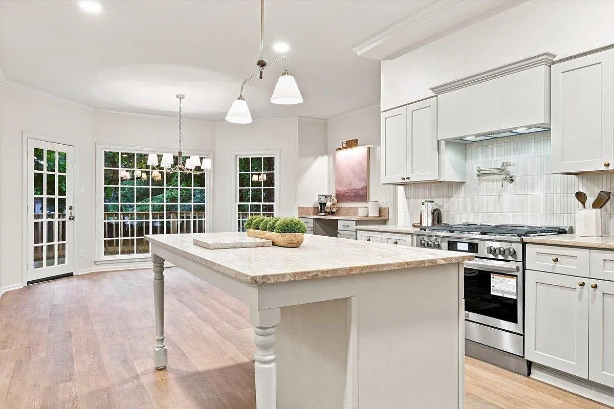 4 bed, 3.5 bath, 3921 sqft, $5,200 — Photo 2