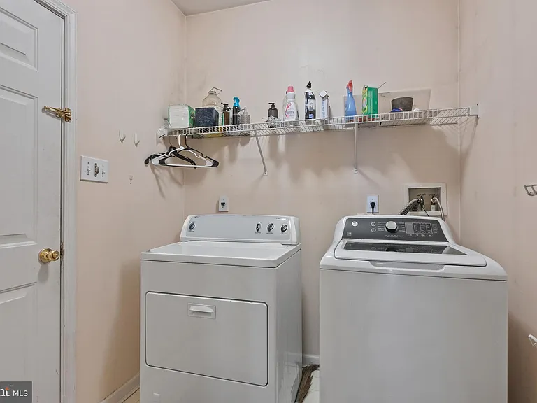 929 N York Dr — Photo 14