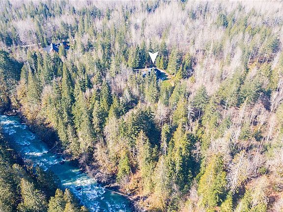 Situated up over the Sultan River!  Enjoy your slice of paradise about a 45 minute drive into Downtown Bellevue, or an hour into Downtown Seattle. Great river fishing!