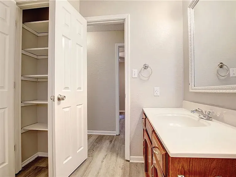 408 NE Lakeview Dr — Photo 14