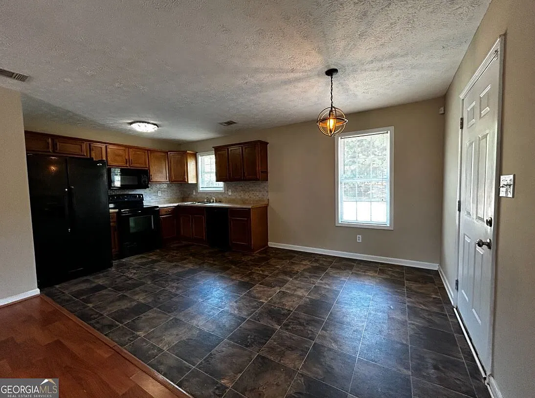 3 bed, 2.0 bath, 1260 sqft, $1,400 — Photo 3