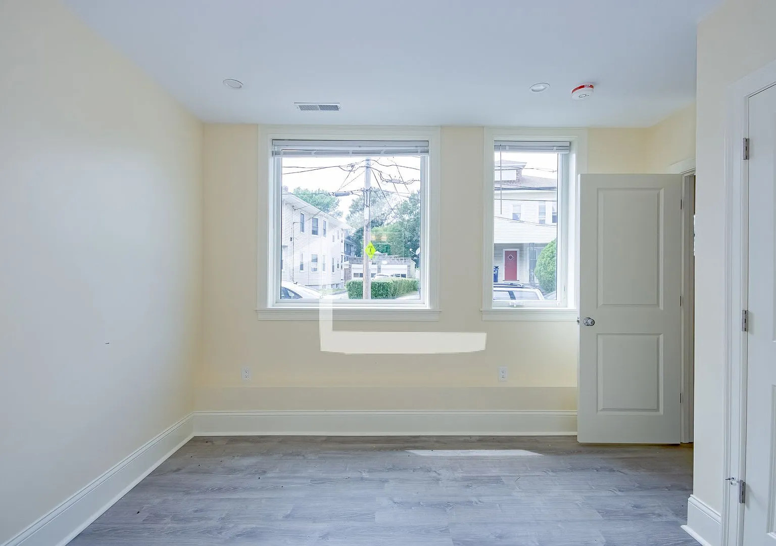 Charming 4 Bedroom-No Broker Fee — Photo 1