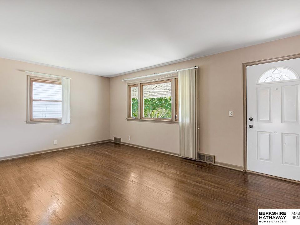 5327 N 48th Ave, Omaha, NE 68104 | Zillow
