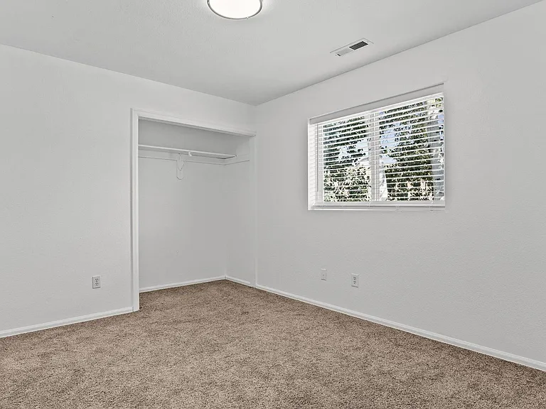 565 Redcliff Cir — Photo 8