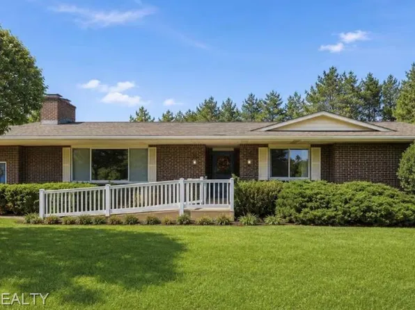 1661 Madeline Dr, Lapeer, MI 48446