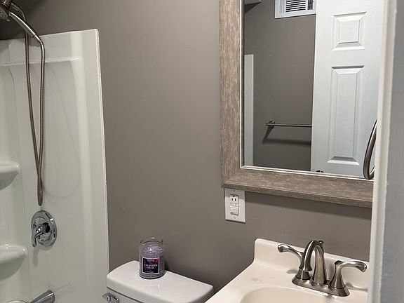 5th image of 54 Woodlawn Dr