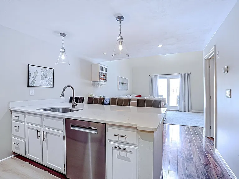35 Montrose Dr — Photo 3