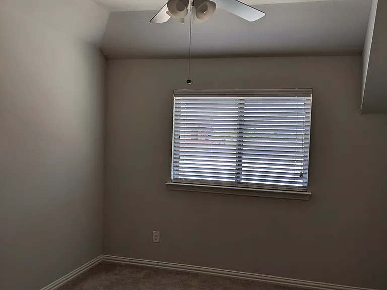 2571 Sarah Ln — Photo 17