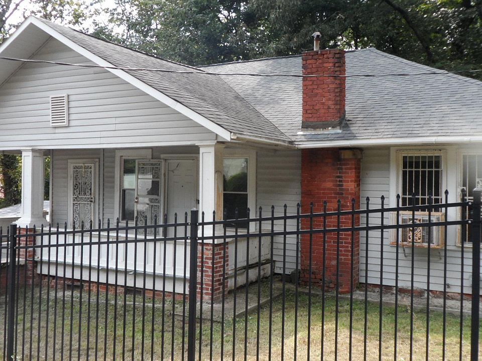 1st image of 902 Spring St