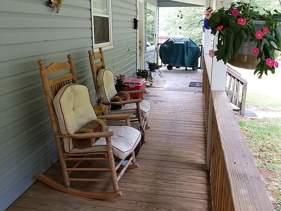 Great place for front porch 
sittin'!