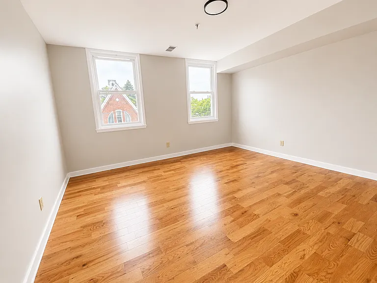 10-12 Nursery St #2L — Photo 7