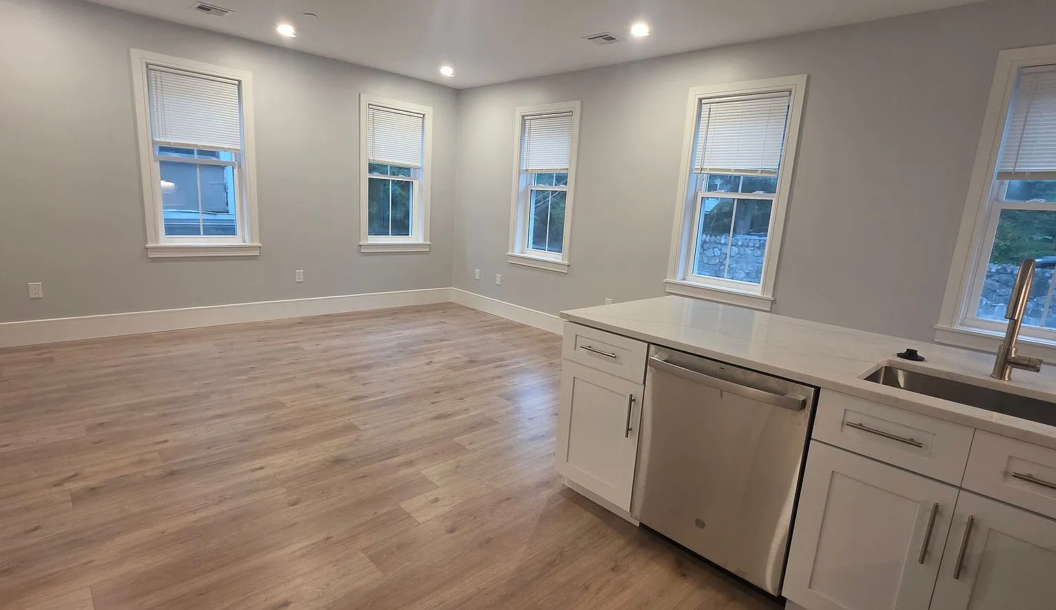 Get $1,000 On Closing! No Fee! No Lmr Upfront! Brand New Luxury Construction, Laundry In Unit, Pa... — Photo 2