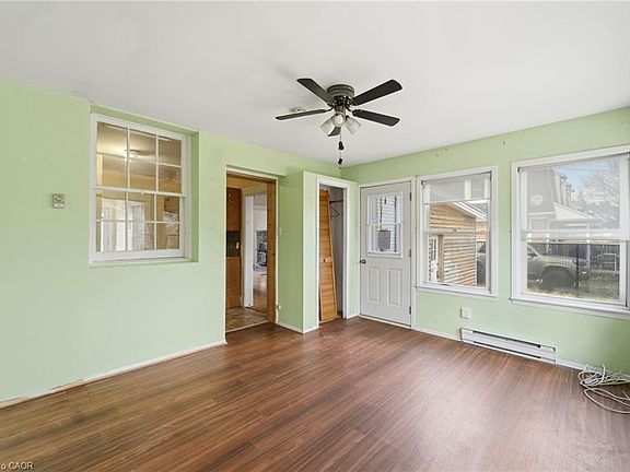 4th image of 555 Smerdon St