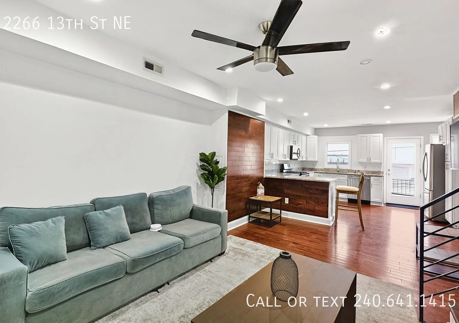 Charming 3 BR/2.5 BA Townhome in Brentwood! — Photo 2