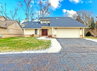 5700 Point Of The Woods Dr, West Bloomfield, MI 48324