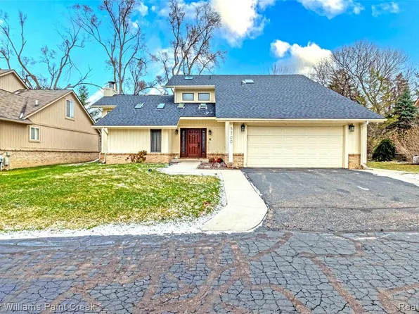 5700 Point Of The Woods Dr, West Bloomfield, MI 48324