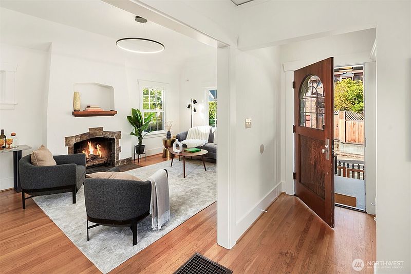 4th image of 2611 24th Avenue E