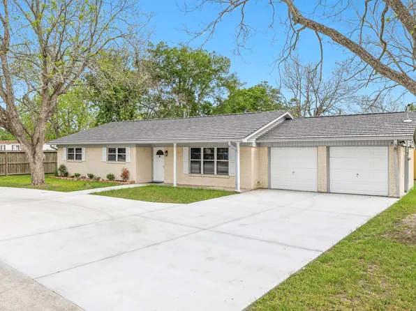 202 Massey Tompkins Rd, Baytown, TX 77521