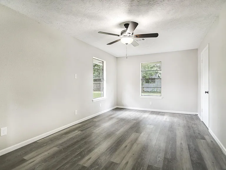 4411 Oak Shadows Dr — Photo 9