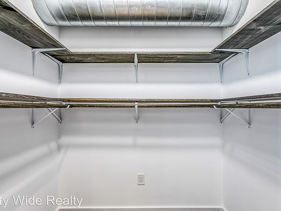 3rd image of 629 W Oxford St