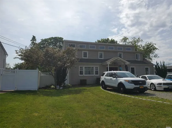 39 Carman Blvd, Massapequa, NY 11758