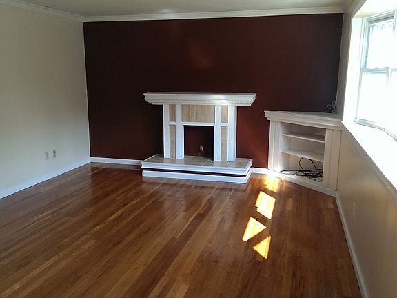 Living room w/ bay window