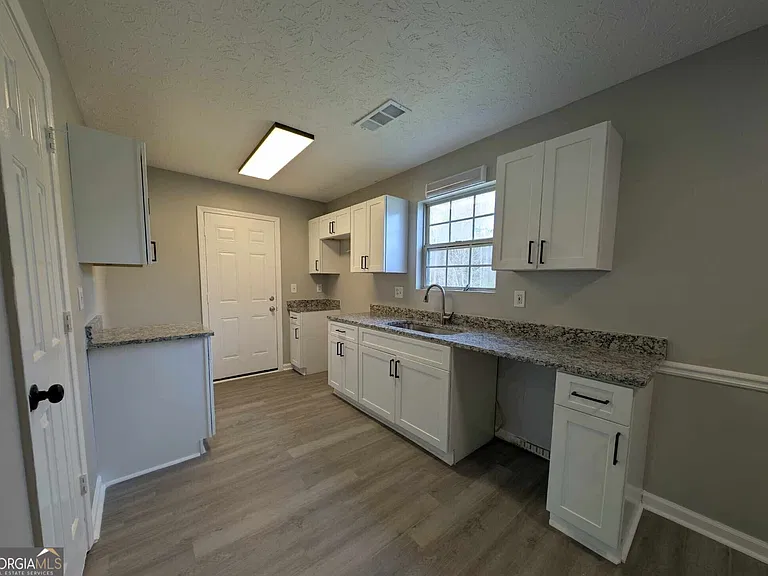 136 Tuscany Ln — Photo 2