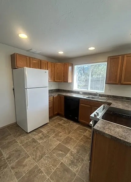 3 bed, 1.5 bath, 1300 sqft, $2,000 — Photo 4