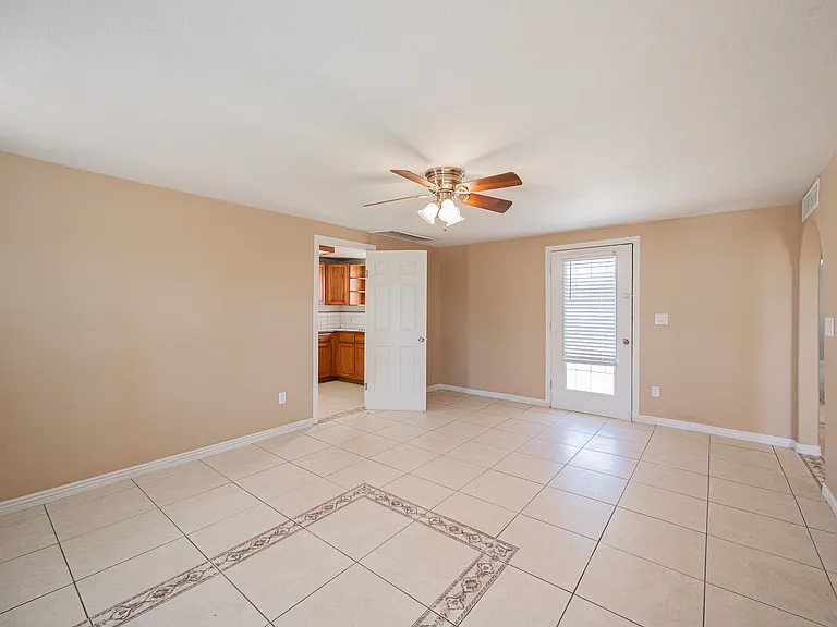 2830 E Sheridan St — Photo 4