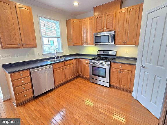 4th image of 876 Ryan St