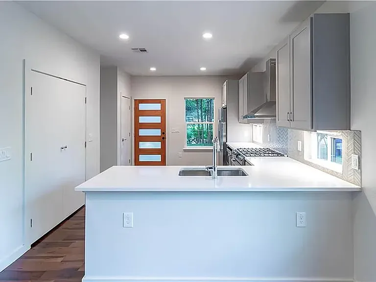 1713 Payne Ave — Photo 6