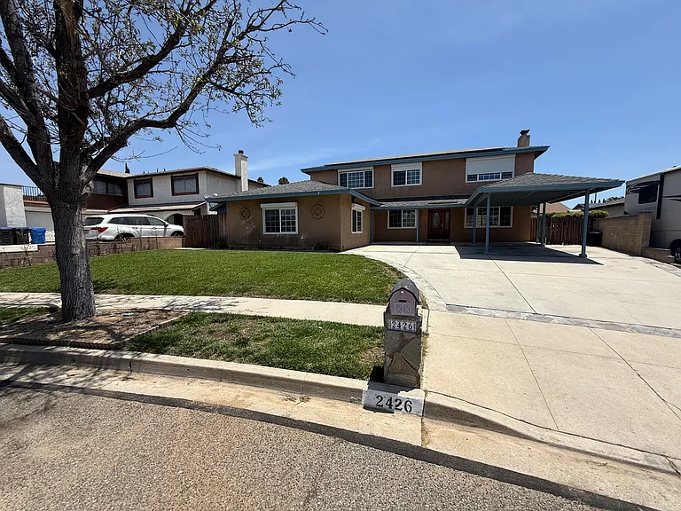 2426 N Hawk St — Photo 1