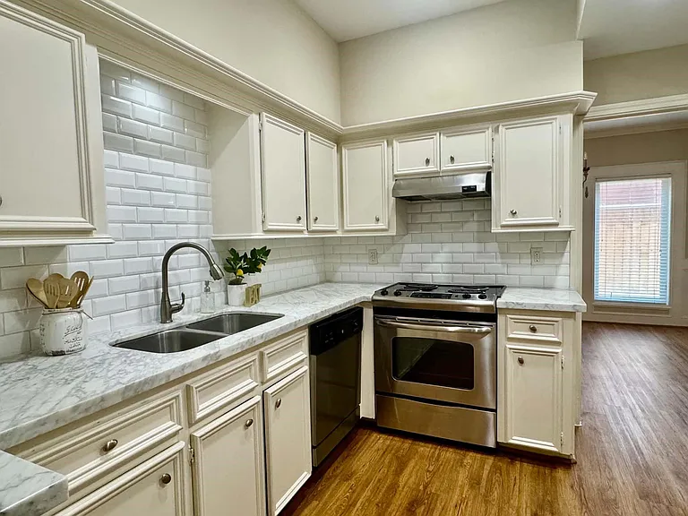 2413 Potomac Dr #D — Photo 9