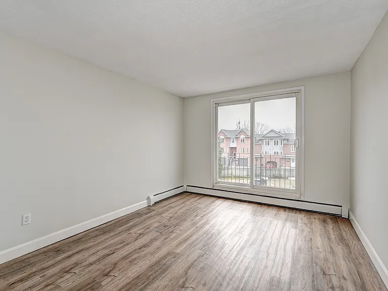 235 Bishop St S — Photo 8