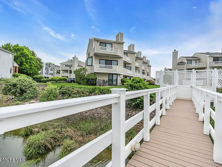 55 Sunset Ave — Photo 3