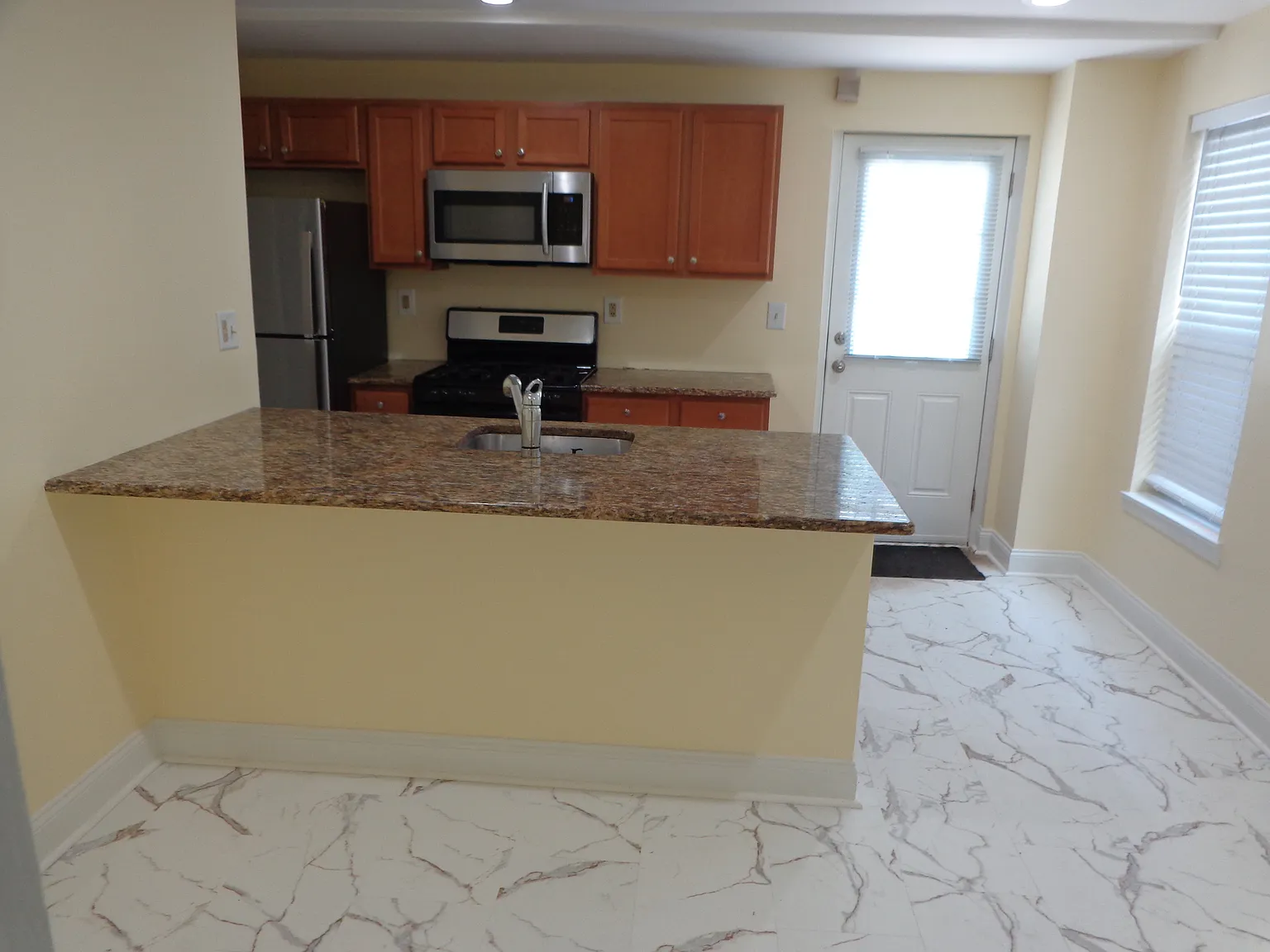 5 bed, 2.5 bath, 2160 sqft, $3,750 — Photo 2
