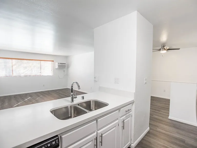 7317 Haskell Ave — Photo 13