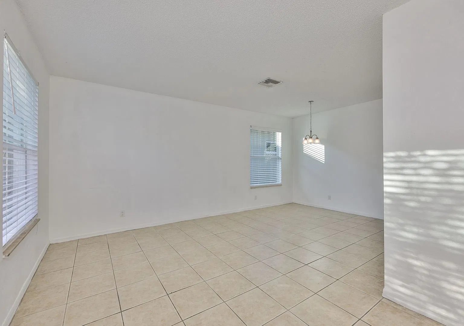 4-Bedroom Brentwood Hills Home with Fenced Backyard — Photo 2