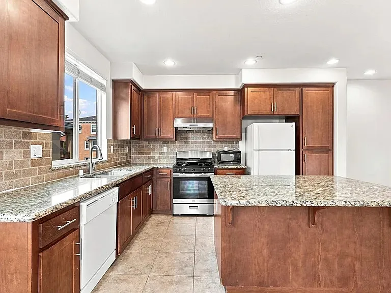 3 bed, 1512 sqft, $4,300 — Photo 3