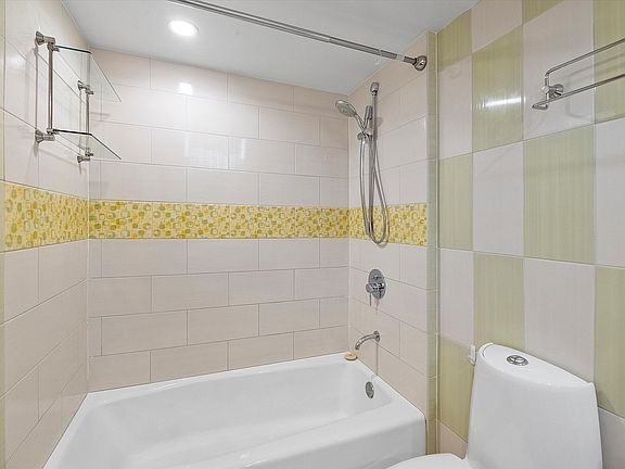 4th image of 6941 Carlyle Ave APT 402