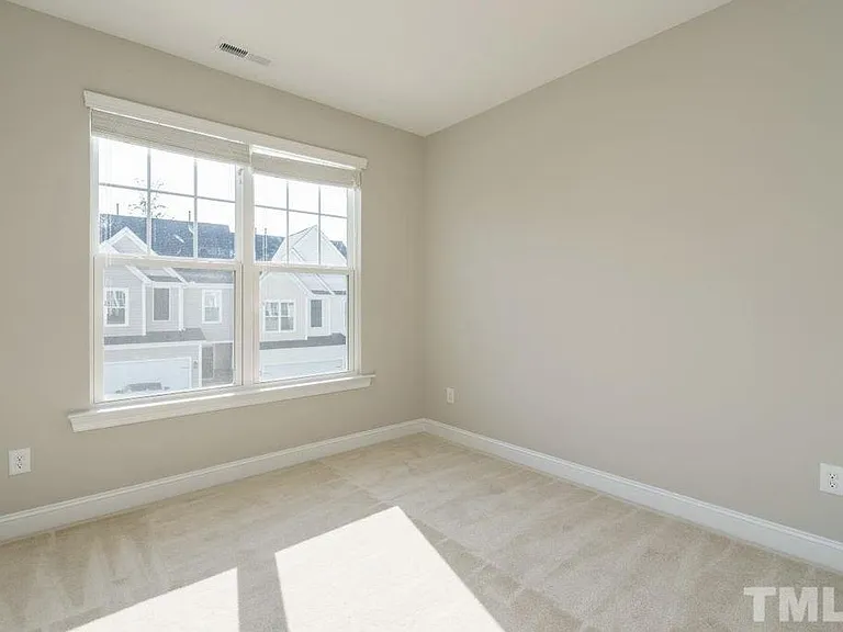 325 Acorn Hollow Pl — Photo 10
