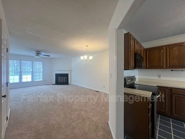 112 Greenmont Ln — Photo 2