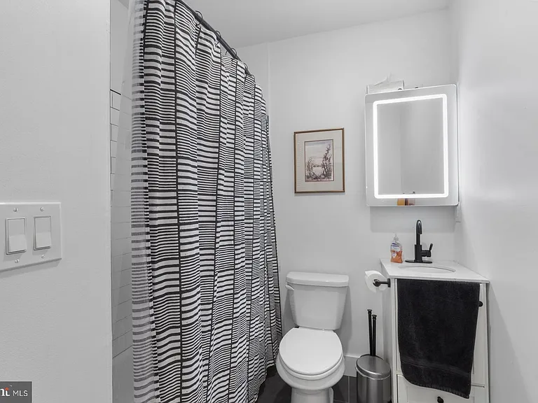 212 Catharine St #1 — Photo 5