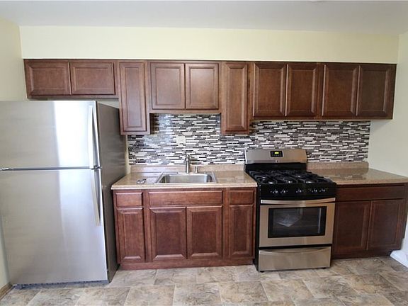 4th image of 18148 Puritas Ave
