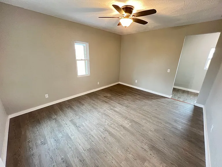 428 W Locust St — Photo 17