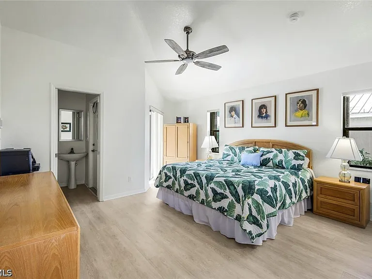 2556 SW 28th Pl — Photo 14