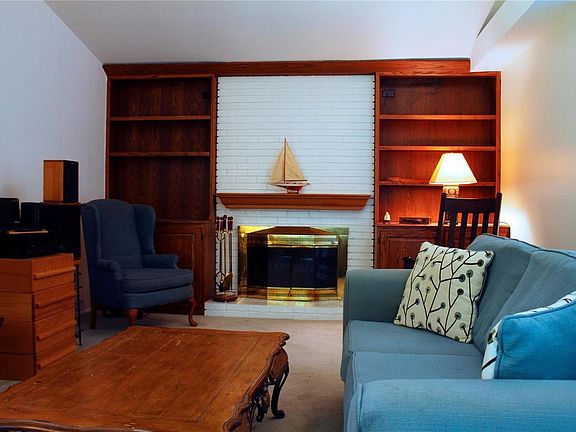 2nd image of 7 Laurelwood Ct