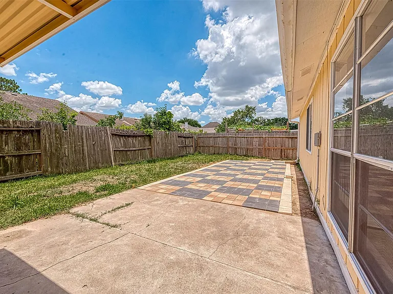 12055 Fairpoint Dr — Photo 48