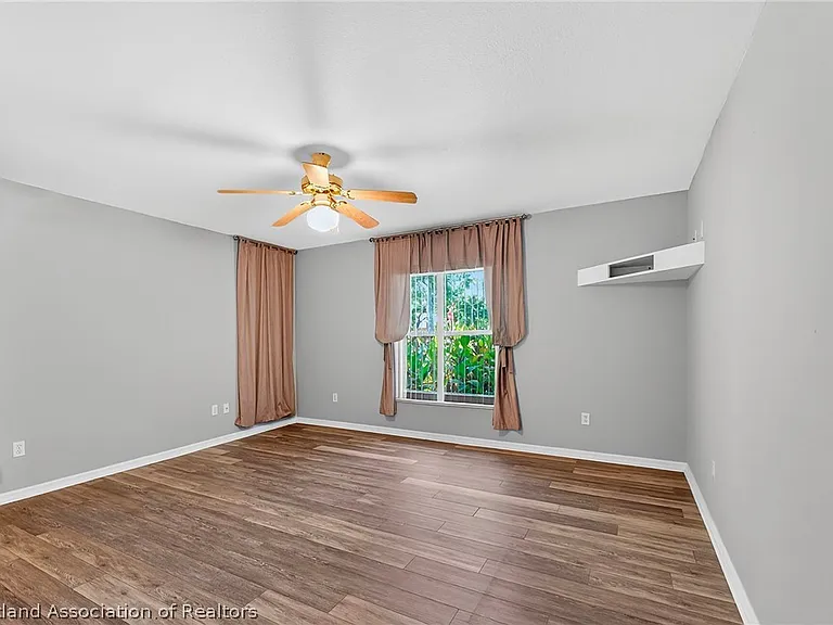 105 Fern Ct — Photo 3