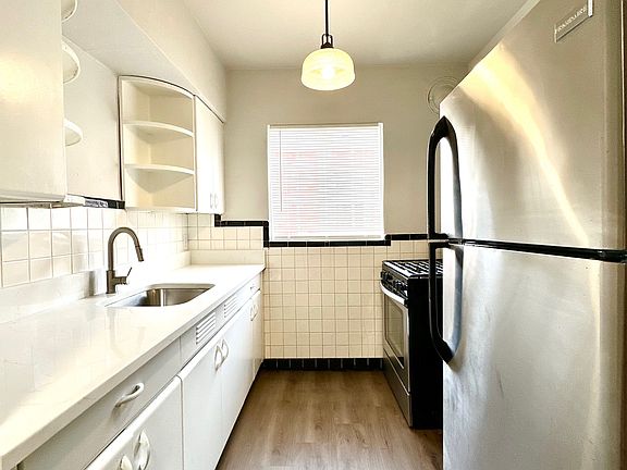 4th image of 4637-4639 Jamieson Ave #2F